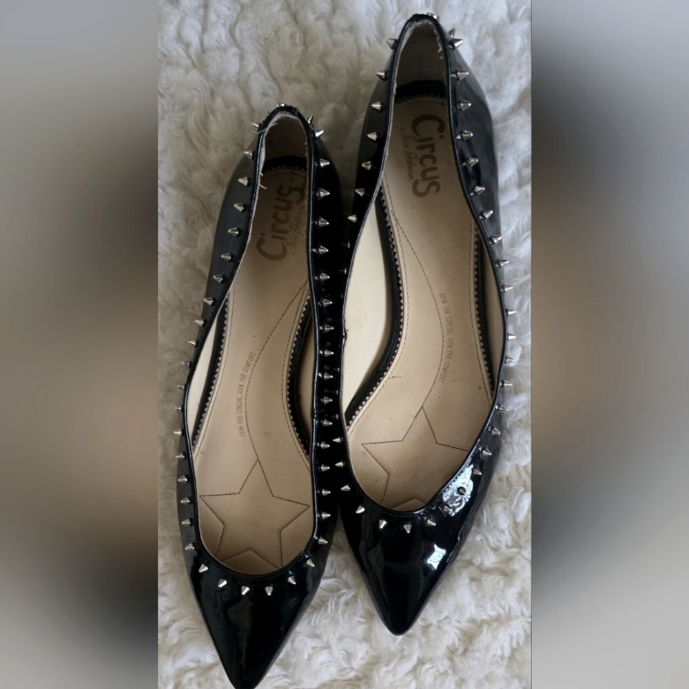 Womens Pointed Toe Flats Black Patent w Silver Tone Studded Accent Sz 12M EUC